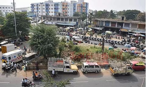 சேலம் சூரமங்கலம் உழவர்சந்தை பகுதியில்போக்குவரத்து நெரிசலில் சிக்கி தவிக்கும் பொதுமக்கள்கிடப்பில் போடப்பட்ட பூங்கா திட்டம் புத்துயிர் பெறுமா?