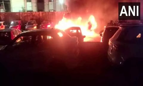 தெலங்கானா: எலக்ட்ரிக் கார் தீப்பிடித்து எரிந்ததால் பரபரப்பு - 3 கார்கள் சேதம்