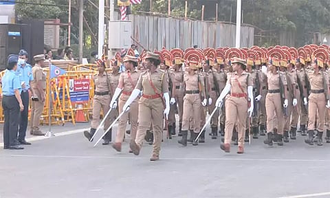 சென்னை மெரினா கடற்கரை காமராஜர் சாலையில் குடியரசு தின அணிவகுப்பு ஒத்திகை