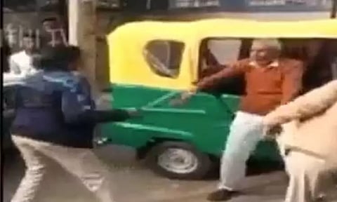 பீகாரில் வயதான ஆசிரியரை தாக்கிய இரு பெண் காவலர்கள் - விசாரணை நடத்த உத்தரவு