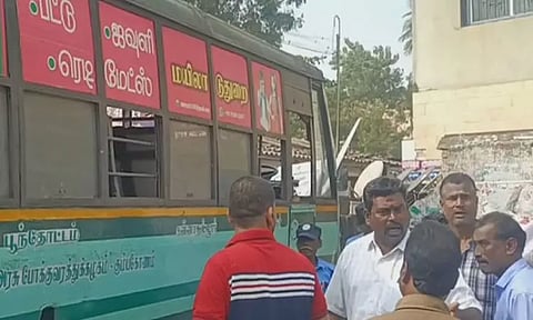 பஸ் நிறுத்தத்தில் டிரைவர் இல்லாமல் தானாக ஓடிய பேருந்து...பயணிகள் அச்சம்...!