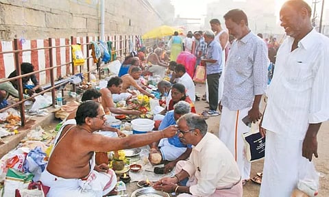 வீரராகவ பெருமாள் கோவிலில் முன்னோர்களுக்கு தர்ப்பணம்