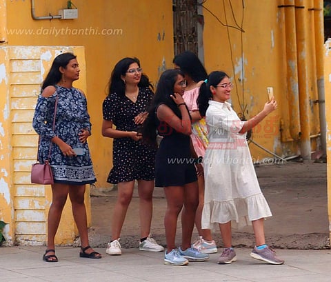 கடற்கரையில் குவிந்த சுற்றுலா பயணிகள்