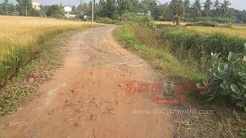 கரடு, முரடாக காட்சி அளிக்கும் சாலைகள்