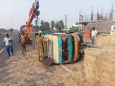 வைக்கோல் கட்டுகள் ஏற்றி வந்த சரக்கு வேன் சாலையில் கவிழ்ந்தது