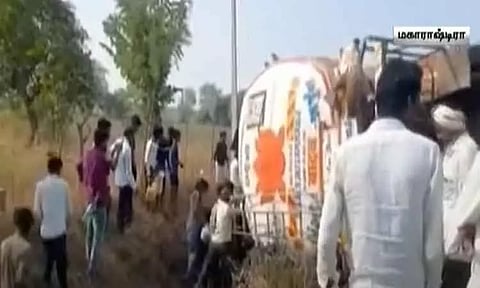 விபத்திற்குள்ளான லாரியில் இருந்து சமையல் எண்ணெய்யை போட்டி போட்டு எடுத்துச் சென்ற மக்கள்