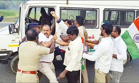 இந்திராகாந்தி சிலையின் இரும்பு படிக்கட்டு அகற்றம்: நடைபயணம் சென்ற காங்கிரஸ் சிறுபான்மை பிரிவு தலைவர் கைது