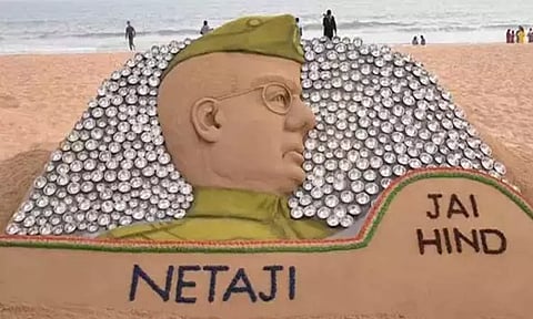 நேதாஜியின் 126வது பிறந்ததினம்: ஒடிசாவில் அவரது மணற்சிற்பம் உருவாக்கி அஞ்சலி