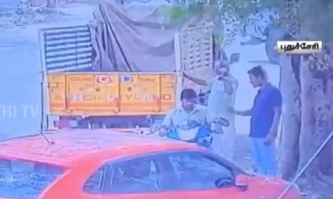 இருசக்கர வாகனம் வாங்குவது போல் நடித்த நபர்.. ஓட்டிப் பார்ப்பதாக கூறி நூதன முறையில் திருட்டு