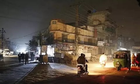எரிபொருள் செலவை மிச்சப்படுத்த எடுத்த முயற்சியால் விபரீதம்; பாகிஸ்தான் முழுவதும் மின் தடை