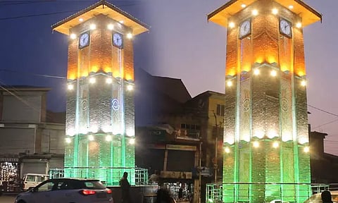 காஷ்மீரின் அனந்த்நாக் நகரின் முக்கிய சந்திப்பில் மூவர்ணக்கொடி ஒளியில் ஜொலிக்கும் மணிக்கூண்டு