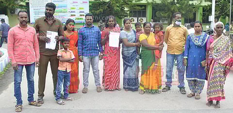 ஊரை விட்டு ஒதுக்கி வைத்தவர்கள் மீது நடவடிக்கை எடுக்க வேண்டும்