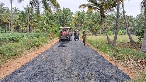 கடமலைக்குண்டு அருகேரூ.19½ லட்சத்தில் சாலை அமைக்கும் பணி