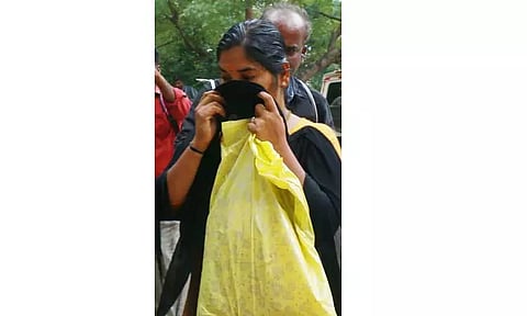 2-வது திருமணம் செய்த கணவர் மீது நடவடிக்கை எடுக்கக்கோரிபோலீஸ் சூப்பிரண்டு அலுவலகத்தில் பெண் தீக்குளிக்க முயற்சி