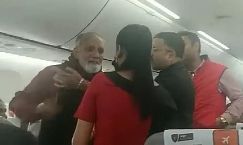 முறையற்ற நடத்தை காரணமாக விமானத்தில் இருந்து இறக்கி விடப்பட்ட பயணிகள்