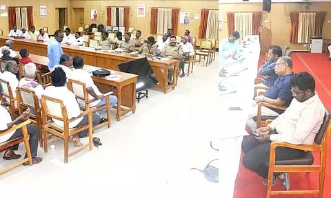 அனைத்து கட்சி சார்பில் இன்று நடக்க இருந்தரெயில் மறியல் போராட்டம் தற்காலிகமாக ஒத்திவைப்புஅதிகாரிகள் பேச்சுவார்த்தையில் சுமுக தீர்வு