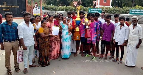 சேலம் அருகே ஊரைவிட்டு 20 குடும்பத்தினர் தள்ளிவைப்பு-பாதிக்கப்பட்டவர்கள், கலெக்டர் அலுவலகத்தில் மனு