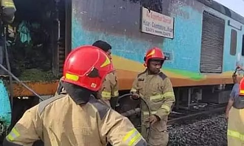 மும்பை அருகே கோவை ரெயிலில் பயங்கர தீ; லக்கேஜ் பெட்டி எரிந்து நாசம்