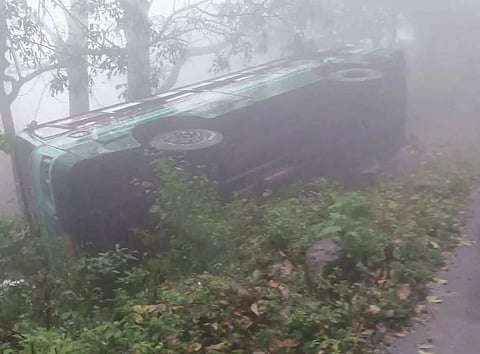 சிறுமலை மலைப்பாதையில் பஸ் கவிழ்ந்து 15 பேர் படுகாயம்