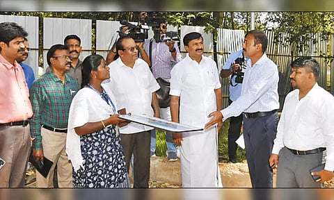 தலைவர்கள் சிலை அமைக்கும் பணிகள்: காந்தி மண்டப வளாகத்தில் அமைச்சர் சாமிநாதன் ஆய்வு