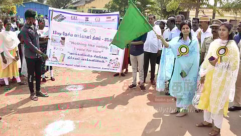 18 வயது நிரம்பியவர்கள் வாக்காளராக பதிவு செய்ய வேண்டும்