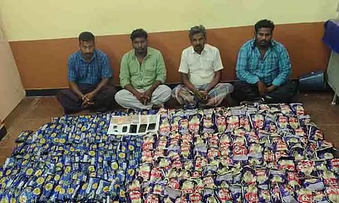 காரில் கடத்திய 128 கிலோ புகையிலை பொருட்கள் பறிமுதல்