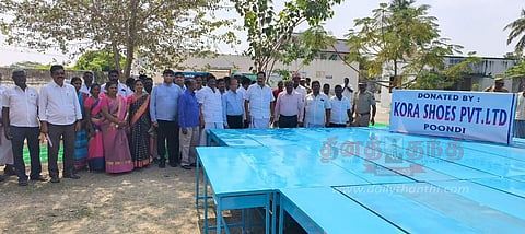 அரசினர் மேல்நிலைப் பள்ளிக்கு ரூ.10 லட்சத்தில் மேஜை, நாற்காலிகள்