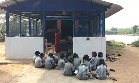 நாடக மேடையில் கல்வி கற்கும் தொடக்கப்பள்ளி மாணவர்கள்