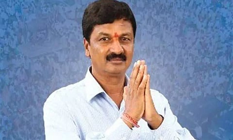 ஓட்டுக்கு தலா ரூ.6 ஆயிரம் கொடுப்பதாக பேச்சு: கர்நாடக முதல்-மந்திரி மீது போலீசில் காங்கிரஸ் பரபரப்பு புகார்