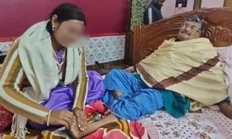 சேவை செய்வதே எனது நன்றி கடன்... எம்.எல்.ஏ வின் கால்களுக்கு மசாஜ் செய்யும் பஞ்சாயத்து பெண் உறுப்பினர் - புகைப்படம் வெளியானதால் சர்ச்சை