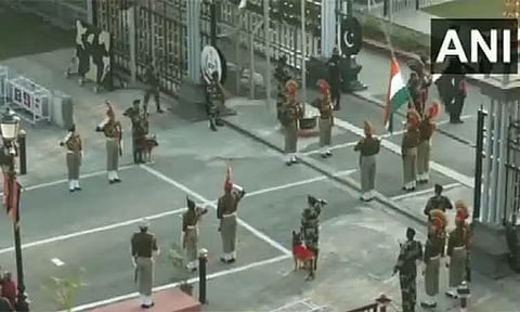 அட்டரி-வாகா எல்லையில் பாரம்பரிய முறைப்படி இறக்கப்பட்ட இந்தியா, பாகிஸ்தான் கொடிகள்