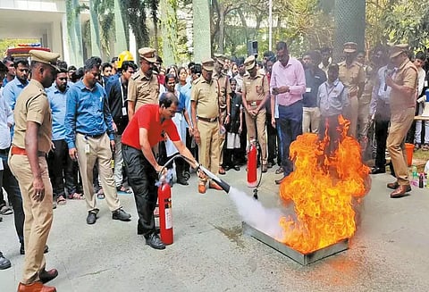 தரமணி ஐ.ஐ.டி. ஆராய்ச்சி மையத்தில் தீயணைப்பு வீரர்கள் பாதுகாப்பு ஒத்திகை