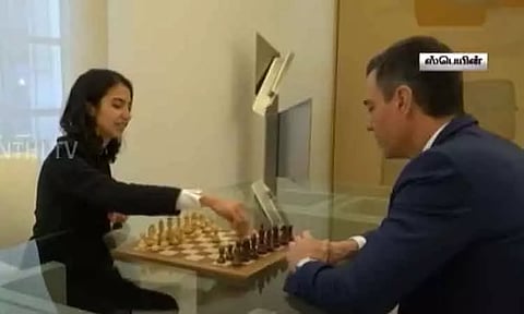 ஹிஜாப் இன்றி செஸ் விளையாடிய ஈரான் வீராங்கனை - ஸ்பெயின் பிரதமருடன் சந்திப்பு