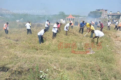 குடியரசு தினத்தையொட்டிமயானத்தை சுத்தம் செய்த சாலை பணியாளர்கள்