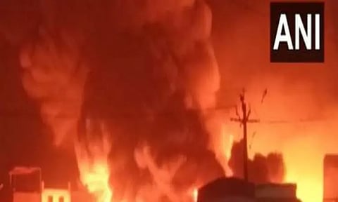 குஜராத் மாநிலம் சூரத்தில் கார் விற்பனையகத்தில் பயங்கர தீ விபத்து