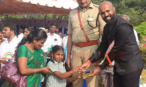 கடிதம் அனுப்பிய கிராமத்து மாணவியை குடியரசு தின விழா பார்க்க வைத்த கலெக்டர்