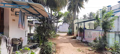 ஏளூரில் வீடுகளில் கருப்புக்கொடி ஏற்றி பொதுமக்கள் போராட்டம்