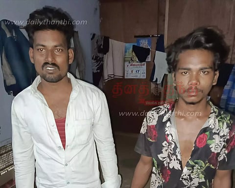 அனுமதி இன்றி துப்பாக்கி வைத்திருந்த வடமாநில வாலிபர்கள் கைது