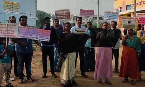 வீடுகளில் கருப்பு கொடி கட்டிய பொதுமக்கள்