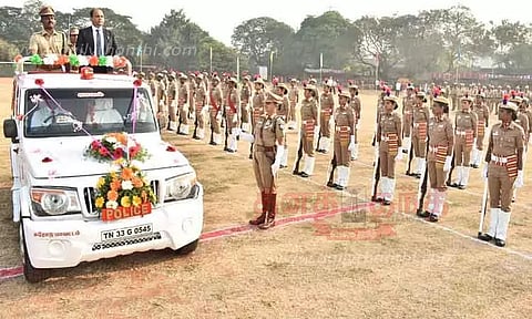 ஈரோடு வ.உ.சி. மைதானத்தில் குடியரசு தின விழாகலெக்டர் கிருஷ்ணனுண்ணி தேசிய கொடி ஏற்றினார்