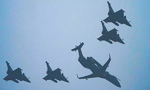 விமானங்கள் சாகசத்தை ரசிக்க தடையாக இருந்த 'மூடுபனி'