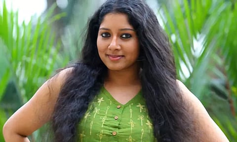 வெப் தொடரில் அனுமோல்