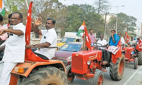 திருவள்ளூரில் மத்திய அரசை கண்டித்து விவசாயிகள் டிராக்டர் பேரணி