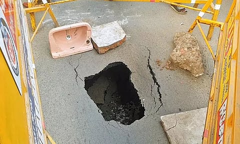 புதுவண்ணாரப்பேட்டையில் சாலையில் திடீர் பள்ளம் ஏற்பட்டதால் பரபரப்பு