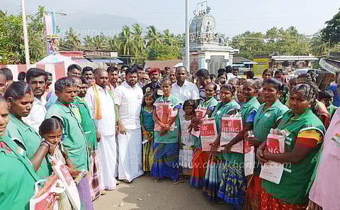 தூய்மை பணியாளர்களுக்கு வேட்டி, சேலை