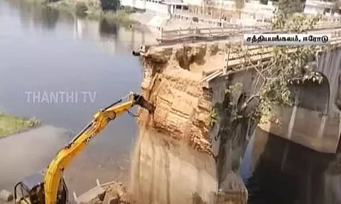 ஈரோட்டில் பவானி ஆற்றின் குறுக்கே கட்டப்பட்ட ஆங்கிலேயர் காலத்து பாலம் இடிப்பு