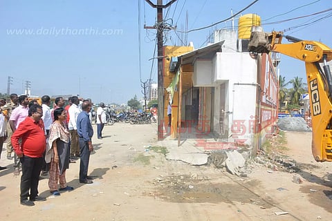 பொதுவழி பாதையில் கட்டப்பட்ட ஆக்கிரமிப்பு கடை இடித்து அகற்றம்