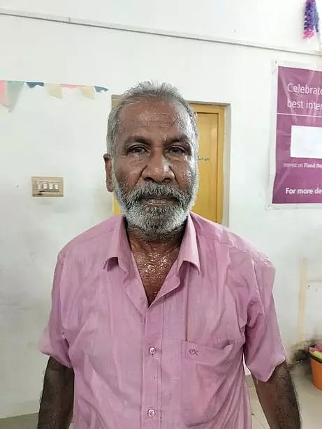 தேனி அருகே, அதிக வட்டி கேட்டதால்நிதி நிறுவனத்துக்குள் புகுந்து தொழிலாளி தீக்குளிக்க முயற்சி:பா.ஜ.க.வினர் ஆதரவு ஆர்ப்பாட்டத்தால் பரபரப்பு