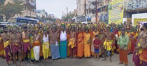 பக்தர்கள் பால்குடம், அலகு காவடி எடுத்து ஊர்வலம்