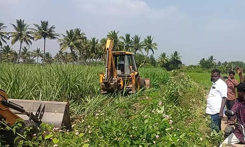 வாய்க்காலை ஆக்கிரமித்து சாகுபடி செய்த கரும்பு பயிர்கள் அழிப்பு